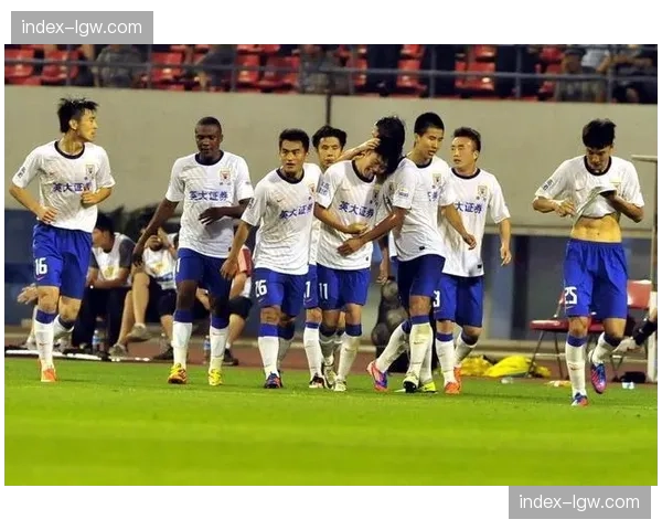 茹萨攻防转换枢纽作用 蓉城中场控制力获增强